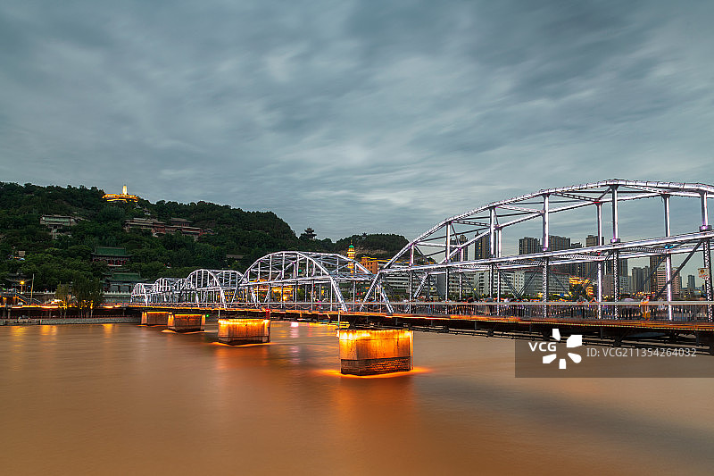 甘肃兰州黄河中山桥夜景建筑风光图片素材