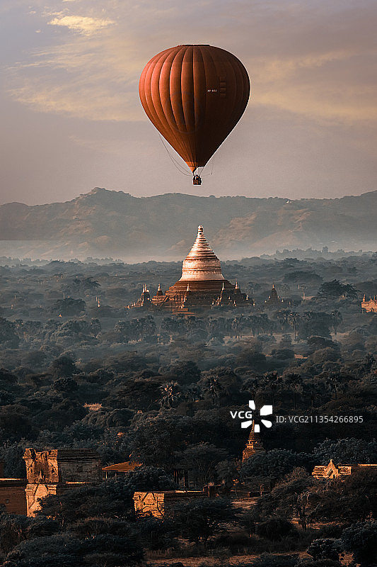 日出时热气球对天的景色图片素材