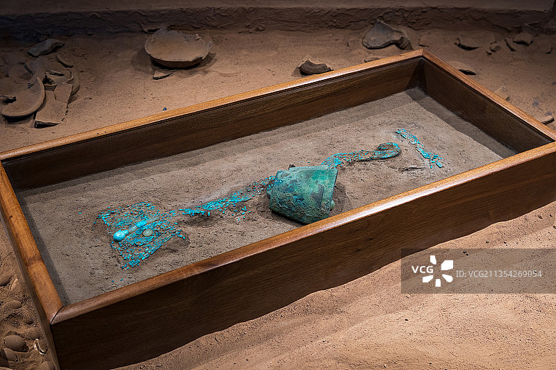 河南洛阳偃师二里头夏都遗址博物馆馆藏精品文物——绿松石龙形器图片素材