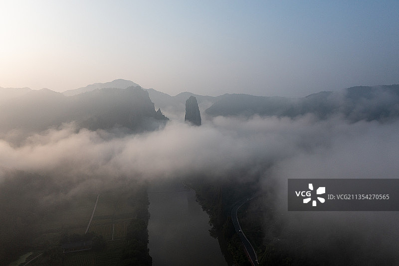 航拍云雾缭绕的丽水仙都缙云山鼎湖峰田园风光云海图片素材