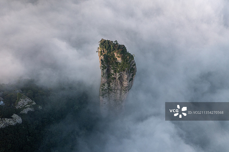 航拍云雾缭绕的丽水仙都缙云山鼎湖峰田园风光云海图片素材