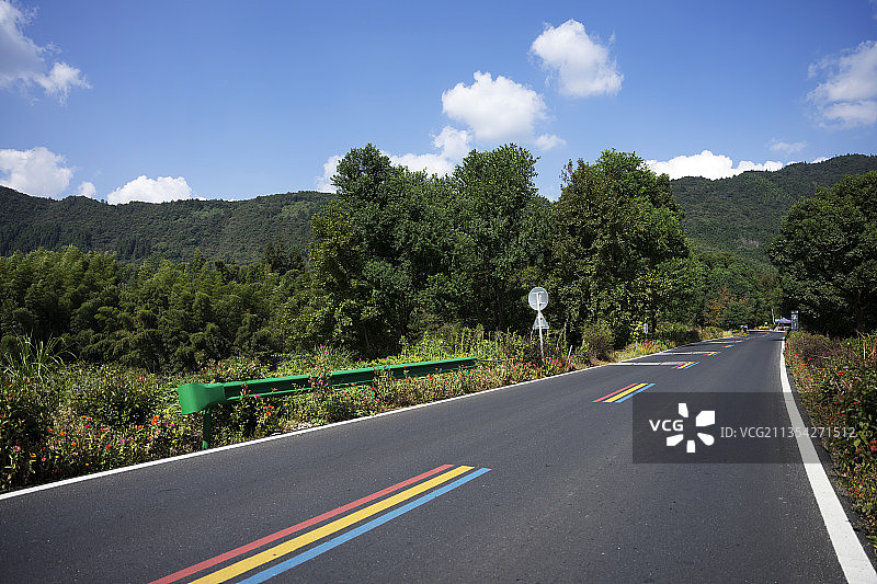 安徽宏村景区向前延伸的彩虹公路图片素材