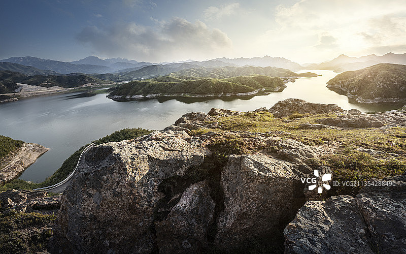 山顶眺望安静的湖水和远山图片素材