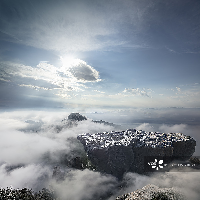 山顶云海和悬浮巨石平台，超现实场景图片素材