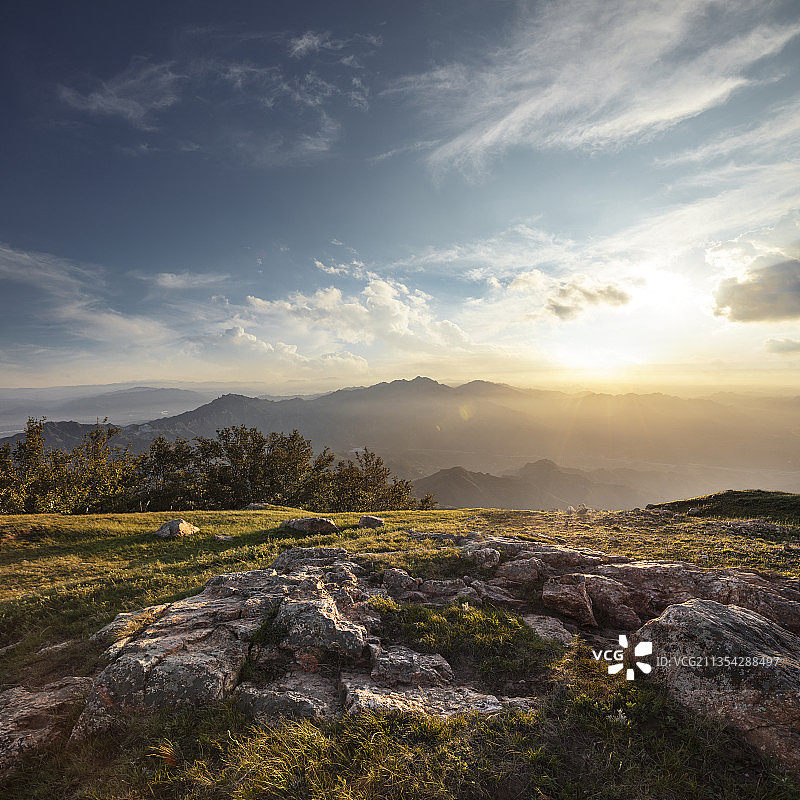 山顶眺望高山日出图片素材