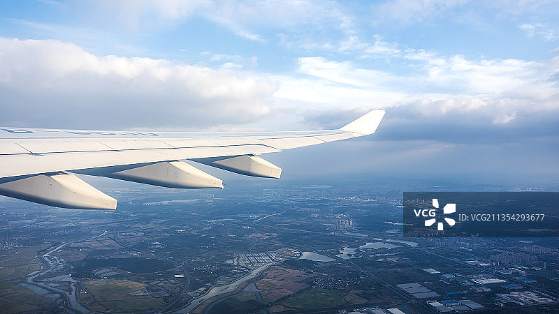 刚刚起飞的飞机图片素材