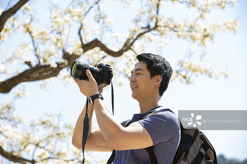 青年男子在户外拍照图片素材