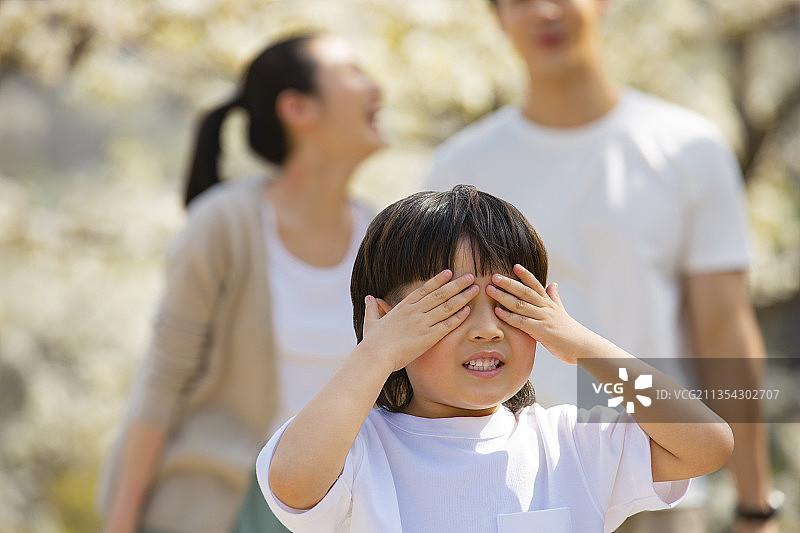 快乐一家三口在户外郊游做游戏图片素材