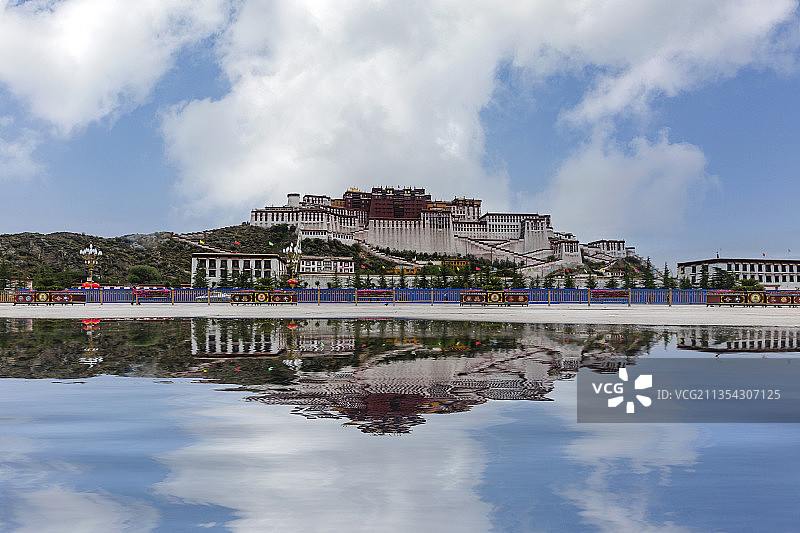 中国西藏自治区拉萨市布达拉宫城市建筑风光图片素材