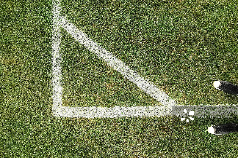 在球场上踢足球的人图片素材