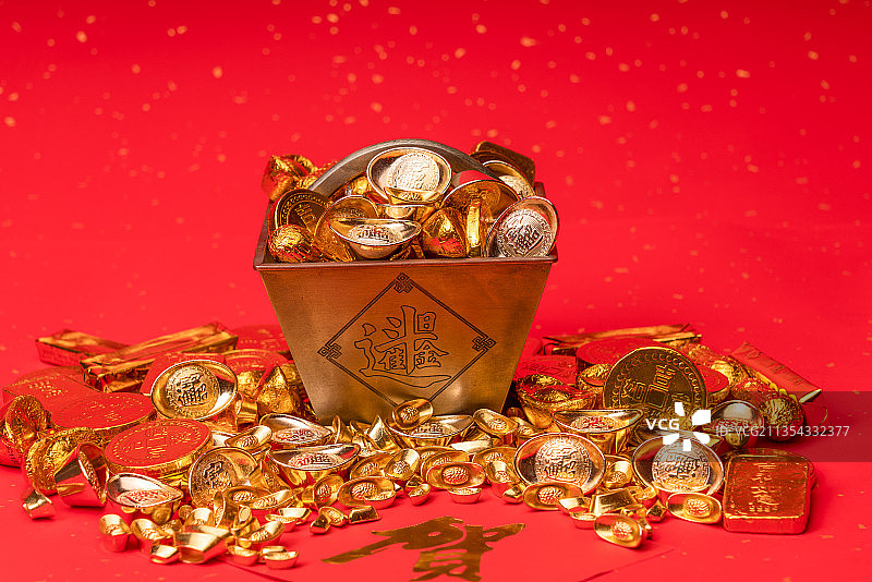 红色背景下的财富聚宝盆图片素材