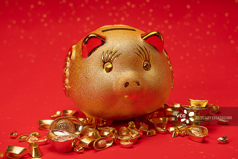 红色背景下的金猪存钱罐图片素材