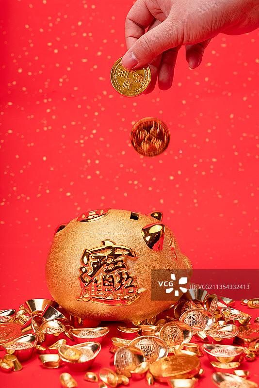 红色背景下的金猪存钱罐图片素材