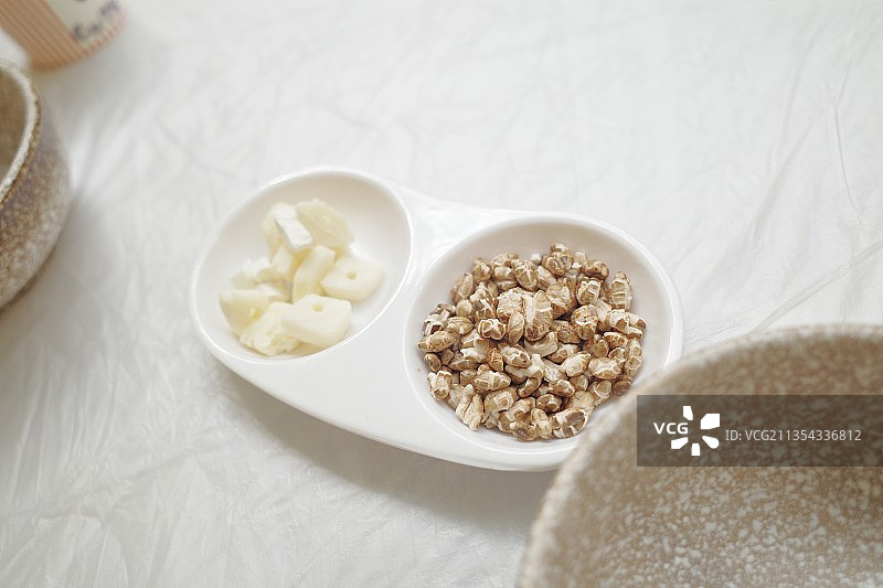 云南香格里拉的特色美食炒青稞和奶酪图片素材