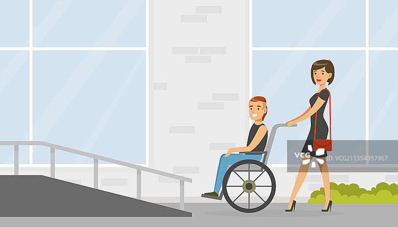 笑容满面的女人推着坐轮椅的残疾男子图片素材