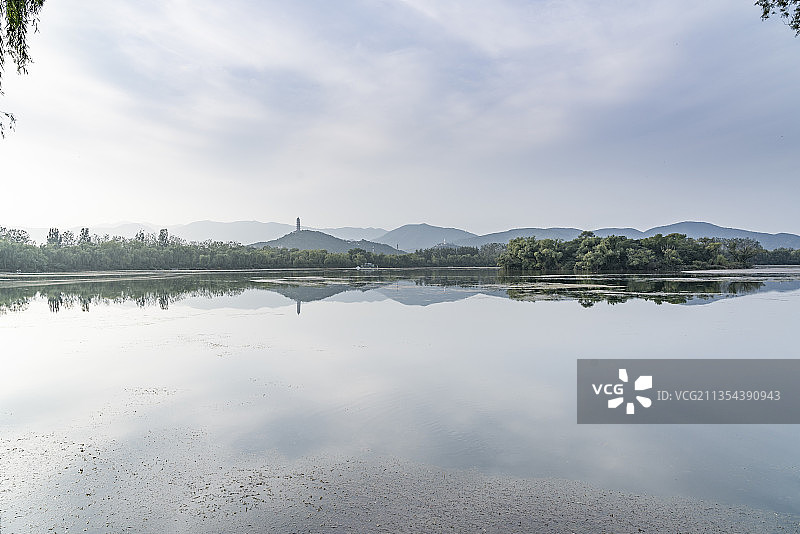 湖面倒影玉泉山玉峰塔图片素材