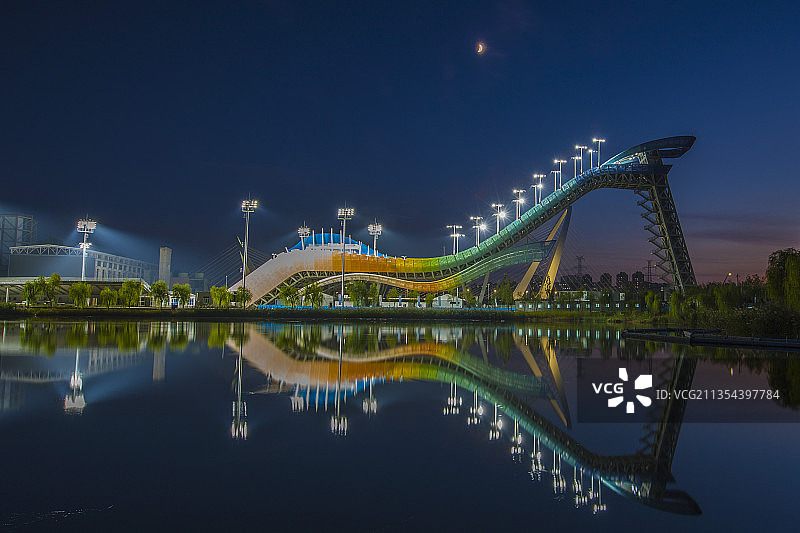 《夜幕下的滑雪大跳台》        ——摄于北京首钢园图片素材