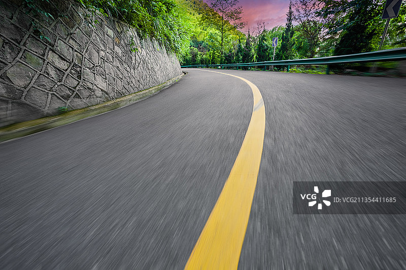 山区中的道路图片素材