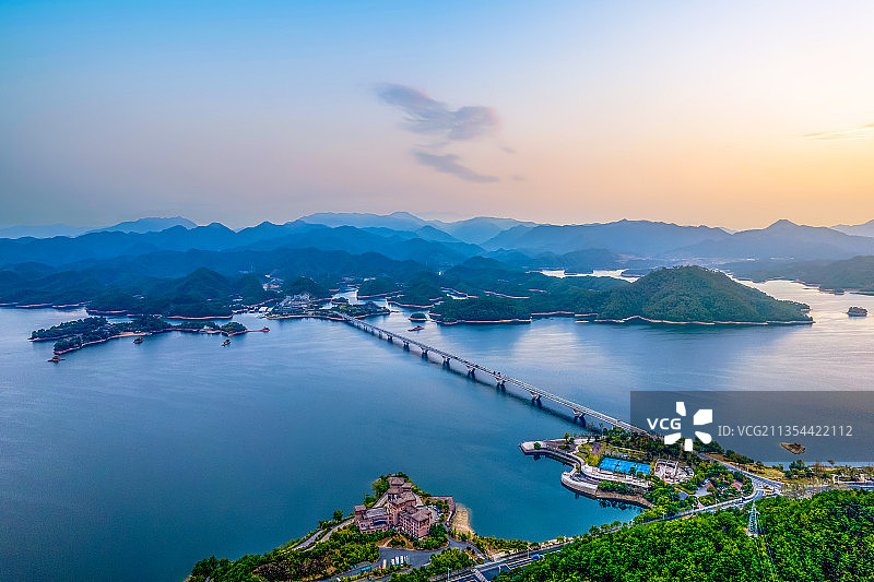 航拍中国浙江杭州淳安县千岛湖大桥日出图片素材