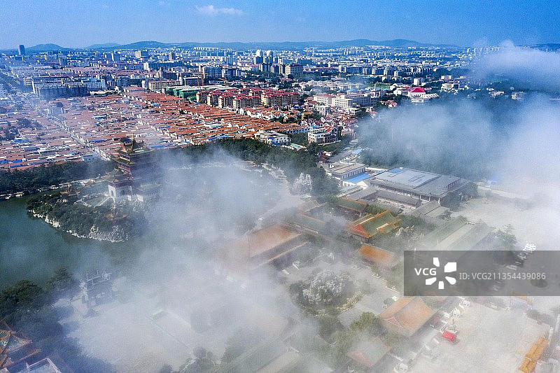 用无人机航拍山东省烟台市蓬莱区三仙山风景区的景致图片素材