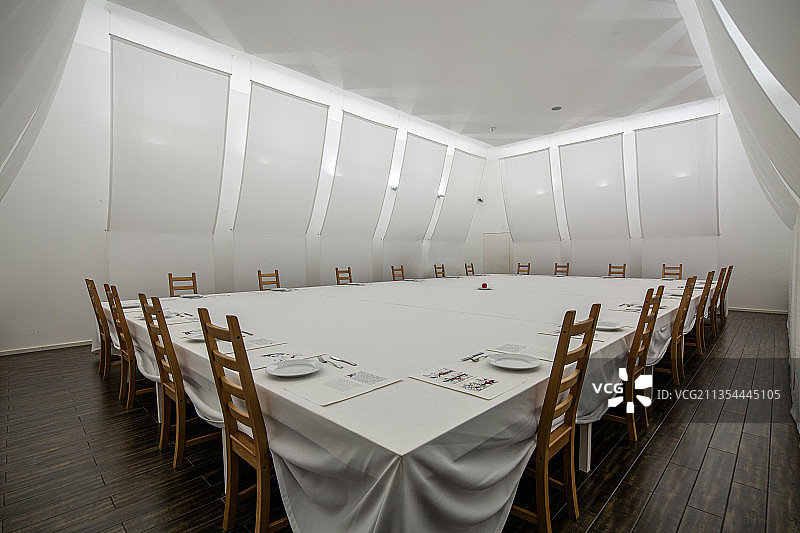 文化盛宴、艺术、装置、行为艺术、创意、桌子、白色、室内、文艺图片素材