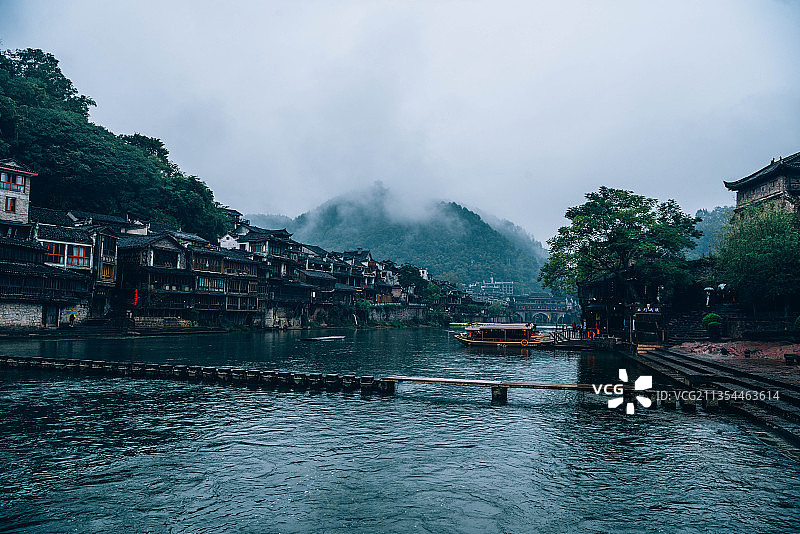 沱江两岸的凤凰古城图片素材