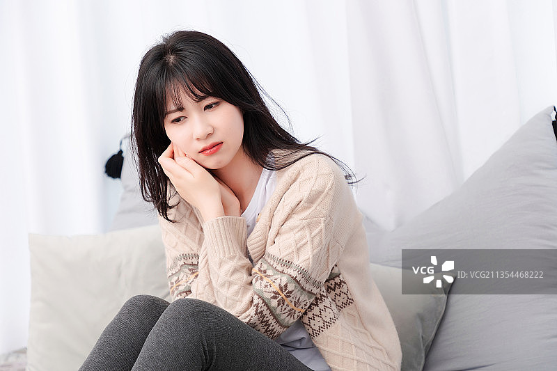 居家生活的亚洲女孩图片素材