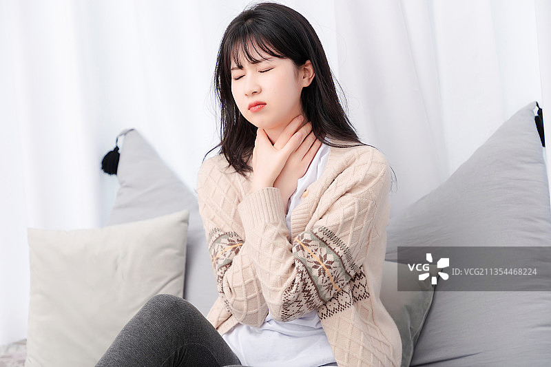 居家生活的亚洲女孩图片素材