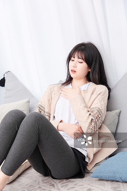 居家生活的亚洲女孩图片素材