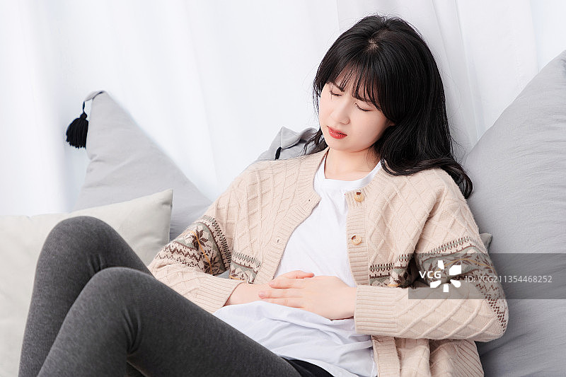 居家生活的亚洲女孩图片素材