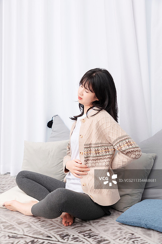 居家生活的亚洲女孩图片素材