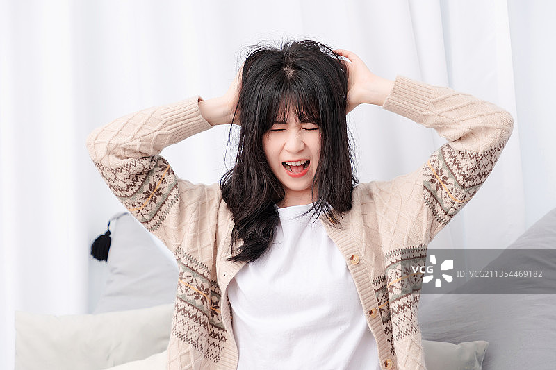 居家生活的亚洲女孩图片素材