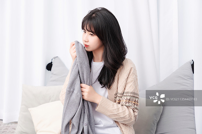 居家生活的亚洲女孩图片素材