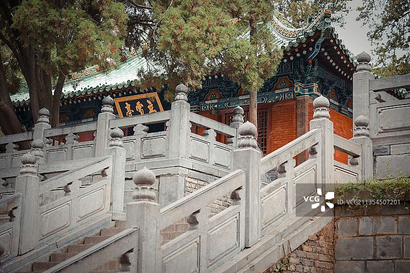 中国河南洛阳登封嵩山少林寺中国功夫无人寺庙古建筑红色汉白玉图片素材
