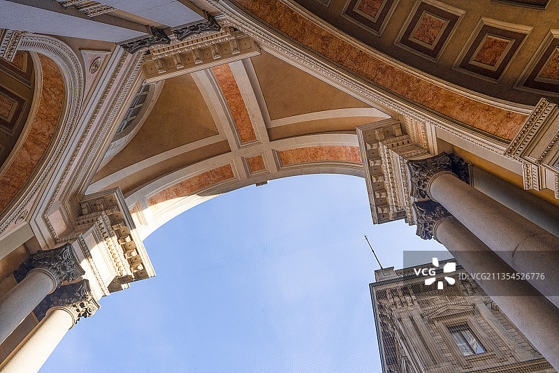 米兰大教堂拱顶图片素材