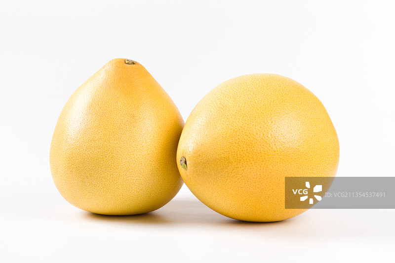 白色背景上的两个柚子图片素材