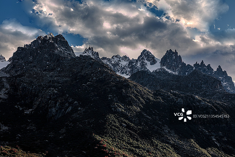 莽莽苍苍雀儿山图片素材