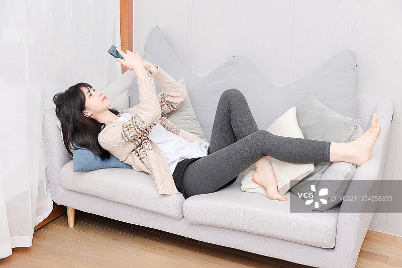 居家生活的亚洲女孩图片素材