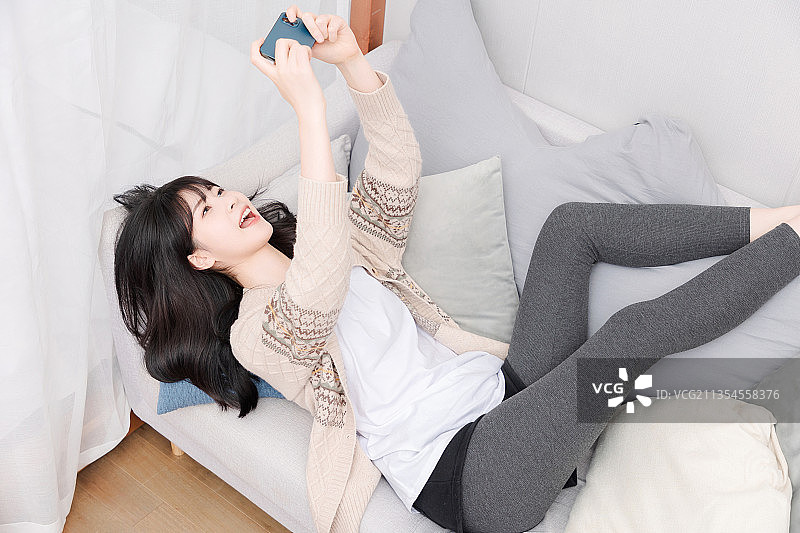 居家生活的亚洲女孩图片素材