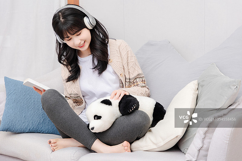 居家生活的亚洲女孩图片素材