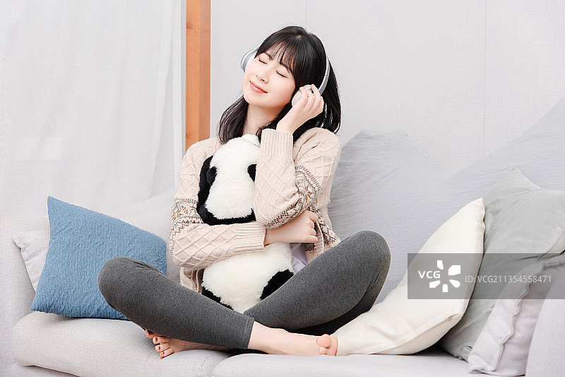 居家生活的亚洲女孩图片素材