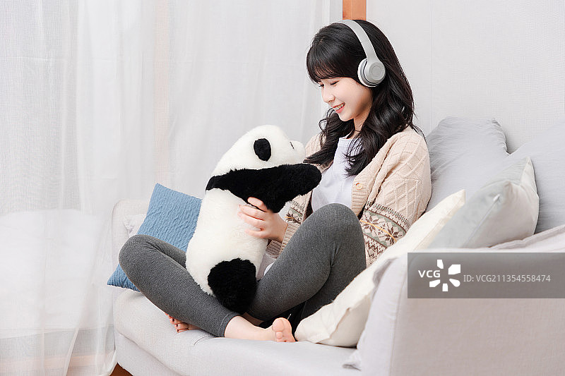 居家生活的亚洲女孩图片素材