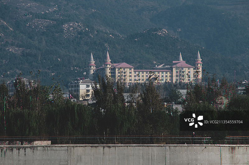 中国山东泰安徂汶景区大汶河远处的城堡建筑图片素材