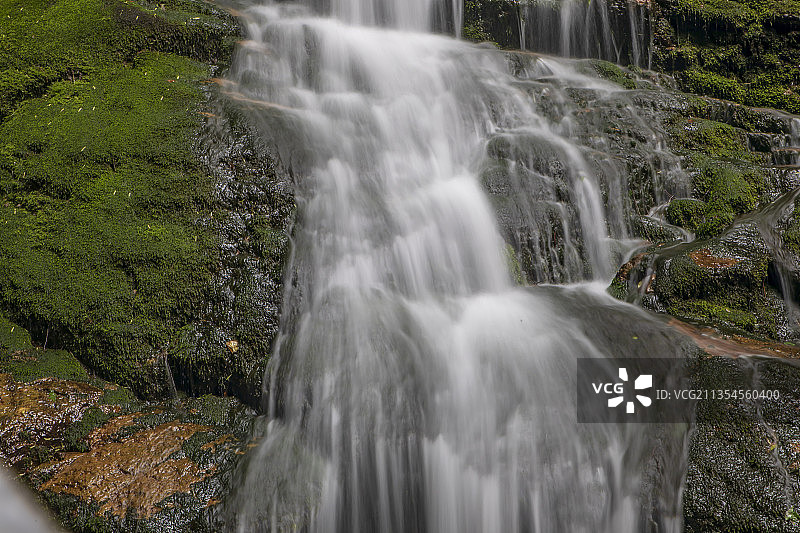 吉林省集安市五女峰国家森林公园流淌的山泉图片素材