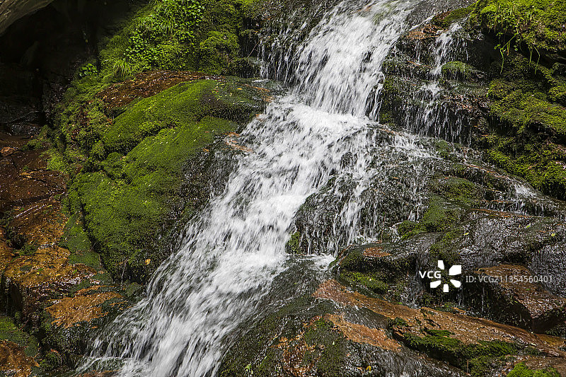 吉林省集安市五女峰国家森林公园流淌的山泉图片素材