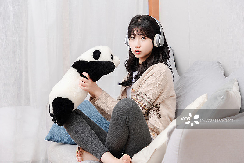 居家生活的亚洲女孩图片素材