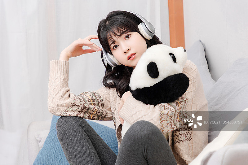 居家生活的亚洲女孩图片素材