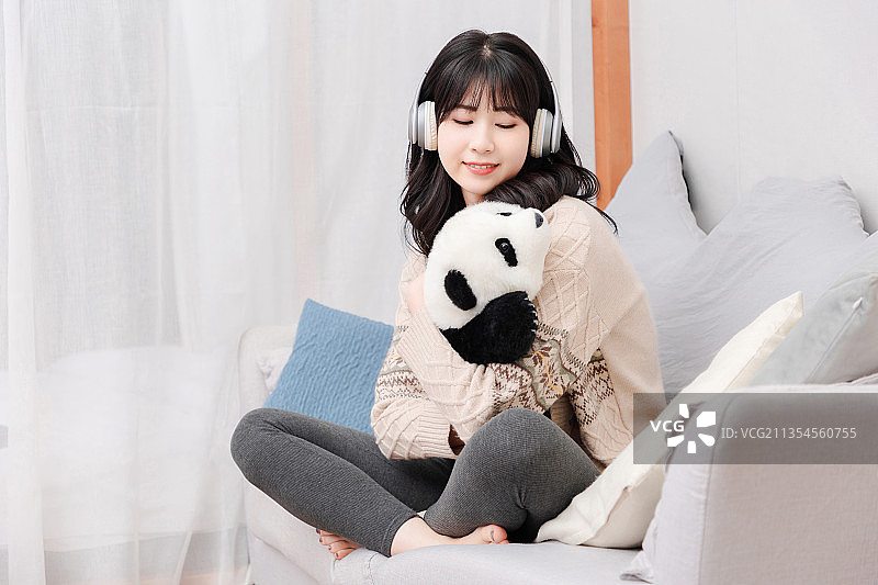 居家生活的亚洲女孩图片素材
