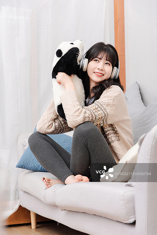 居家生活的亚洲女孩图片素材