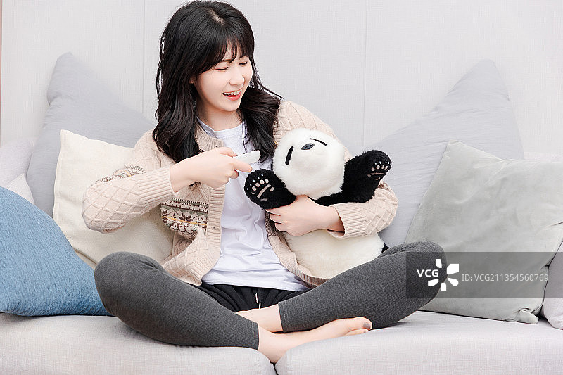 居家生活的亚洲女孩图片素材